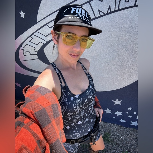 Hi, I’m Max! I love fashion and interior design. - Picture 15 of 17